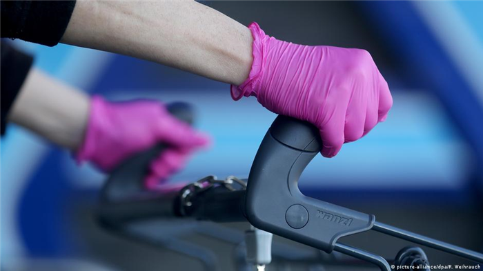 Disposable gloves may feel safe — but don′t be deceived | Science| In-depth reporting on science and technology | DW | 14.04.2020